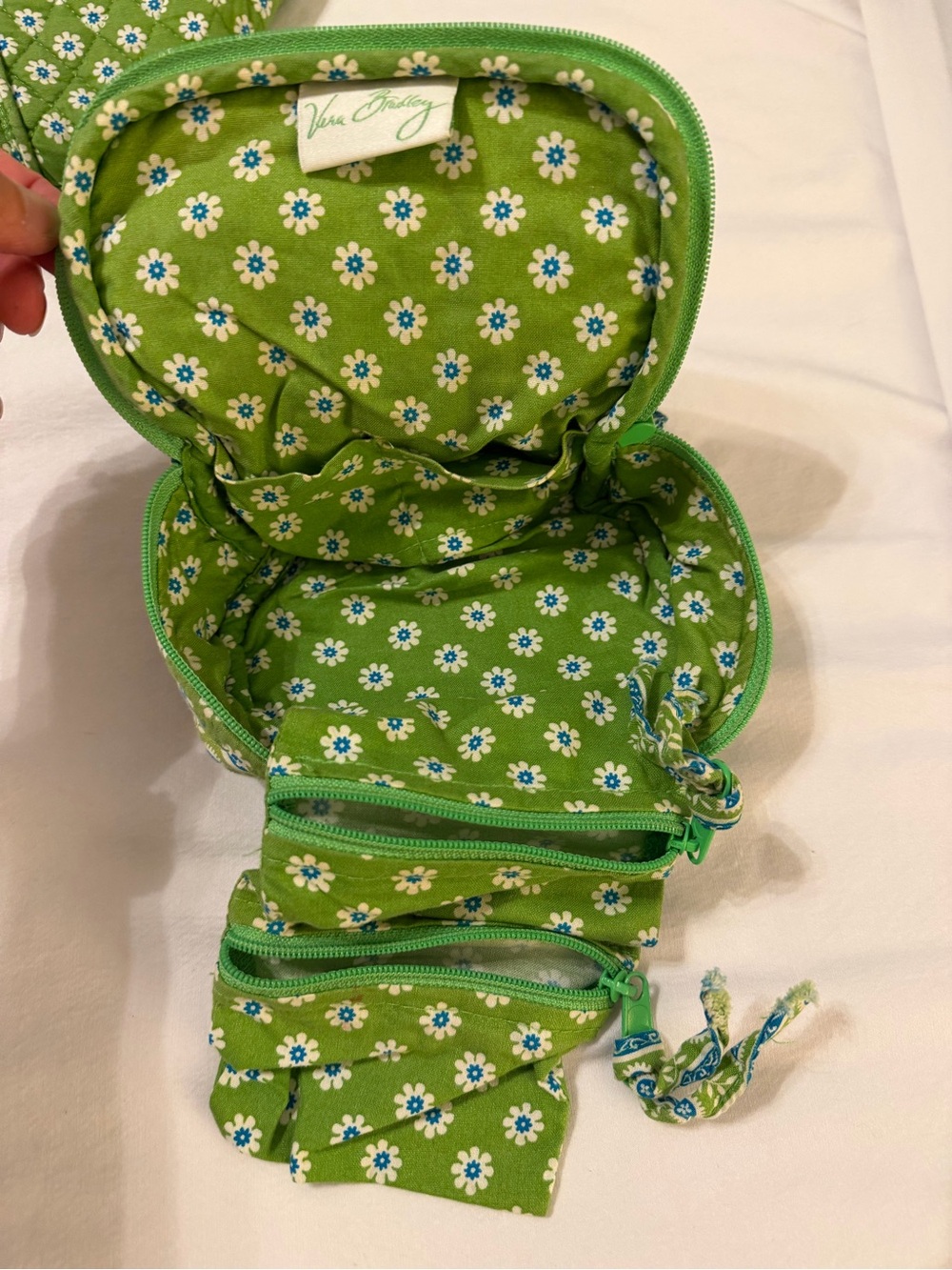 Vera Bradley Green Apple
1 hanging bag
2 duffel bags
1 tote bag
1 jewelry case - Picture 5 of 6